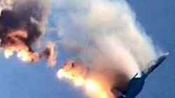 Máy bay Su-24 của Nga bốc cháy sau khi trúng tên lửa (ảnh cắt từ clip)