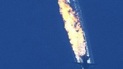 Su-24 Nga trúng tên lửa bốc cháy