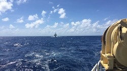 Tàu hải cảnh của Trung Quốc đang vây ép tàu Hải Đăng 05 - Ảnh do thuyền viên tàu Hải Đăng 05 cung cấp