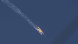 Chiếc Su-24 bốc cháy sau khi trúng tên lửa