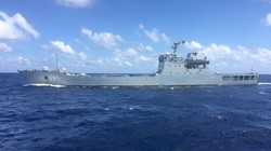 Tàu chiến 995 của Trung Quốc đang đe dọa tàu Hải Đăng 05 - Ảnh do thuyền viên tàu Hải Đăng 05 cung cấp