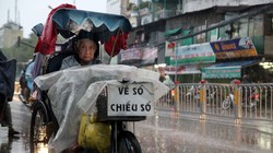 Trong khi người nghèo kiếm sống qua ngày nhờ bán vé số thì nhiều cán bộ sắp nghỉ hưu ở Bình Phước lại sang tận Canada để học tập làm xổ số từ kinh phí của Công ty Xổ số kiến thiết Bình Phước - Ảnh: Hữu Khoa