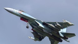 Su-35S bay thử với tải trọng vũ khí tối đa gồm 3 bom có điều khiển KAB-1500L và 2 tên lửa không đối không R-73, 6 bom không điều khiển FAB-500M62 cỡ 500 kg