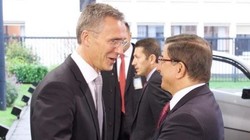 Đại diện Nga ngày 1-12 tố NATO bao che Thổ Nhĩ Kỳ trong vụ bắn rơi Su-24. Trong ảnh: Tổng thư ký NATO Jens Stoltenberg (trái) và Thủ tướng Thổ Nhĩ Kỳ Ahmet Davutoglu tại cuộc gặp ngày 30-11 - Ảnh: NATO