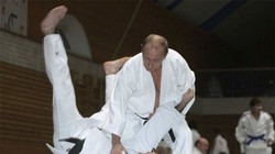 Ông Putin đeo đai đen môn Judo, bậc đai cao nhất - Ảnh: Reuters