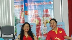 Bà Trần Ngọc Bích (phải) trong một sự kiện của Tân Hiệp Phát