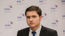 Ông Anton Tsvetov, Trưởng ban Quan hệ truyền thông và Chính phủ, thuộc Ủy ban các vấn đề quốc tế của Nga trao đổi với báo Thanh Niên - Ảnh: Twitter của ông Tsvetov