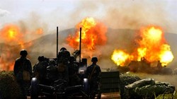 Pháo binh nhả đạn diệt mục tiêu trong cuộc diễn tập bắn đạn thật