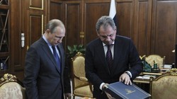 Bộ trưởng Quốc phòng Nga Sergey Shoigu mang chiếc hộp đen của máy bay Su-24 trình lên Tổng thống Vladimir Putin - Ảnh: Reuters