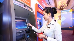 Không chỉ phải gánh nhiều loại phí, sử dụng dịch vụ thẻ ATM, khách hàng còn đối mặt với rủi ro cao khi thanh toán