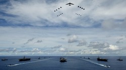 Cụm tác chiến tàu sân bay Mỹ và lực lượng không quân có pháo đài bay B-52 lập đội hình chiến đấu trên biển