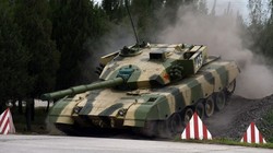 Một xe tăng hiện đại của Trung Quốc đang vượt vật cản, ngày 22/7/2014  (GREG BAKER/AFP/Getty Images)