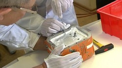 Chuyên gia đang mở hộp đen - Ảnh: RT