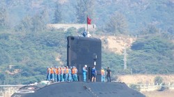 Tàu ngầm lớp Kilo được Nga chuyển giao cho Việt Nam trên vịnh Cam Ranh