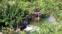 Cụm công trình trái phép bên suối để kinh doanh. Ảnh: LÊ PHI 