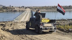 Quân đội Iraq bắc cầu phao để tiến vào trung tâm thành phố Ramadi. Ảnh: Twitter