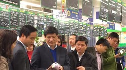 Cơ quan chức năng kiểm tra chất lượng thực phẩm trong siêu thị