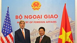 Ngoại trưởng John Kerry (trái) bắt tay Phó Thủ tướng, Bộ trưởng Ngoại giao Phạm Bình Minh nhân chuyến thăm Việt Nam vào tháng 8-2015 - Ảnh: Việt Dũng 