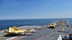 Tiêm kích J-15 tập cất cánh trên tàu sân bay Liêu Ninh