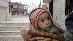 Những người mẹ ở Syria không có sữa cho con bú vì suy dinh dưỡng, họ phải đi cầu xin sự giúp đỡ - Ảnh: News.com.au