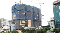 Tòa tháp D’Le Pont D’or – Hoàng Cầu (phường Ô Chợ Dừa, Đống Đa, Hà Nội) được đầu tư bởi Công ty TNHH Thương mại Dịch vụ Khách sạn Tân Hoàng Minh (sau đây gọi là Tập đoàn Tân Hoàng Minh), dự án được giới thiệu là tòa căn hộ cao cấp, văn phòng hạng A, được 