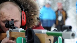 Trong chuyến thăm giải vô địch trượt tuyết và biathlon dành cho người khuyết tật, Tổng thống Vladimir Putin bắn thử súng trường dành cho vận động viên khiếm thị (tháng 3/2012) 