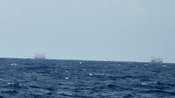 Hai tàu Kiểm ngư Việt Nam (màu trắng) đang kiên trì xua đuổi 2 tàu cá Trung Quốc có trọng tải lớn gấp 3-4 lần, trên vùng biển Ba Kè, chiều 20.1 