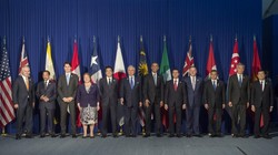 Ngày 18/11/2015, nhân diễn đàn kinh tế APEC tại Manila, tổng thống Mỹ chụp ảnh chung với lãnh đạo các nước tham gia TPP.