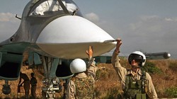 Phi công chiến đấu cơ Su-34 Nga kiểm tra máy bay trước giờ xuất kích tại Syria