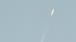 Một vật thể được phóng lên không từ lãnh thổ CHDCND Triều Tiên ngày 7-2. Ảnh chụp từ biên giới Trung Quốc - Ảnh: Reuters