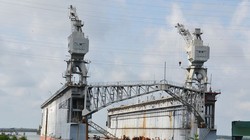 Ụ nổi 83M đang neo đậu tại cảng Gò Dầu B (tỉnh Đồng Nai)           Ảnh: KHẮC GIỚI