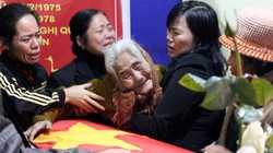 Bà Chu khóc ngất khi đón hài cốt con trai trở về
