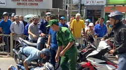 Các “hiệp sĩ” bắt cướp trên đường Trần Hưng Đạo, Q.1, TP.HCM - Ảnh: Facebook của Đội SBC TP.HCM