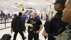 Cảnh sát canh gác tại phi trường quốc tế Hartsfield-Jackson thuộc bang Atlanta, Mỹ