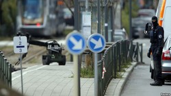 Cảnh sát hôm 25/3 dùng robot để lục soát quận Schaerbeek sau vụ đánh bom ở thủ đô Brussels 