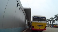 “Tự nhiên” tiểu tiện ngay trước nhà chờ tuyến xe buýt nhanh. Ảnh: THÀNH AN