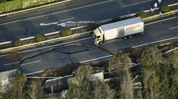 Đường cao tốc Kyushu bị phá hủy do động đất tại thành phố Kunamoto, ngày 15/4