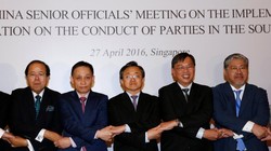 Các nhà lãnh đạo ngoại giao ASEAN và thứ trưởng Ngoại Giao Trung Quốc Lưu Chấn Dân (giữa) tại hội nghị về việc thực thi Tuyên bố ứng xử tại Biển Đông (DOC) tại Singapore, ngày 27/4/2016.