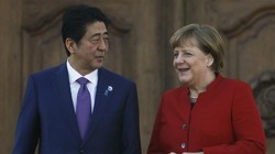 Thủ tướng Nhật Bản Abe và người đồng nhiệm Đức Angela Merkel