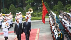 Chủ tịch nước Trần Đại Quang và Tổng thống Obama duyệt đội danh dự trong lễ đón chính thức sáng 23/5
