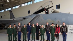 Phái đoàn quân sự Việt Nam thăm đơn vị không quân tại Mỹ