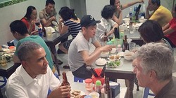 Tổng thống Mỹ Obama thưởng thức món bún chả dân dã của Việt Nam