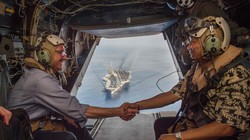 Bộ trưởng quốc phòng Mỹ Carter cùng đồng cấp Philippines ra thăm tàu sân bay Mỹ Stennis hải hành qua Biển Đông gần đây