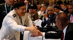 Đô đốc Tôn Kiến Quốc (trái) tuyên bố tới Shangri-la để nghe lý lẽ, không khuất phục bá quyền. Ảnh: Reuters