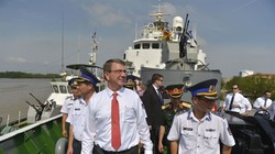 Bộ trưởng quốc phòng Mỹ Ash Carter thăm tàu cảnh sát biển Việt Nam năm 2015