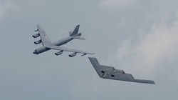 Máy bay ném bom tàng hình B-2 Spirit và "pháo đài bay" B-52 của Mỹ
