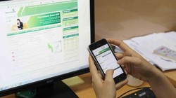 Trung úy Alexander Prokhorenko và người vợ Ekaterina. Ảnh: East2westNews