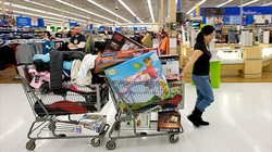 Wal-Mart có hơn 10.400 siêu thị ở 27 quốc gia (năm 2011) với hơn 2,2 triệu nhân viên, phục vụ hơn 200 triệu lượt khách mỗi tuần - Ảnh: Getty Images