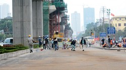 Dầu tràn ra đường Trần Phú được phủ cát chống trơn trượt. Ảnh: Bá Đô.