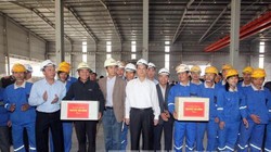 Thủ tướng Nguyễn Tấn Dũng thăm hỏi và tặng quà cho cán bộ, công nhân của Nhà máy Alumin, Công ty Nhôm Lâm Đồng. Ảnh: Đức Tám – TTXVN.